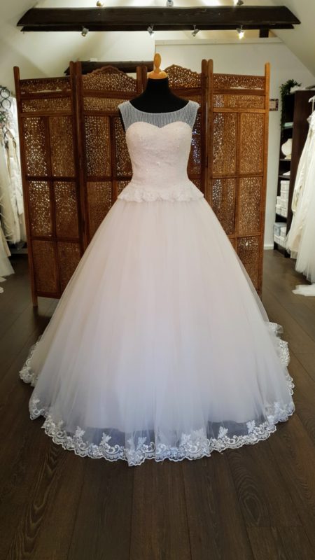 Super smuk prinsessekjole fra LQ Designs, der er ferskenfarvet inderst men er ivory farvet yderst, hvilket giver en rigtig flot effekt. Overdelen er fuld af perler og derudover har kjolen en rigtig smuk blondekant på slæbet.