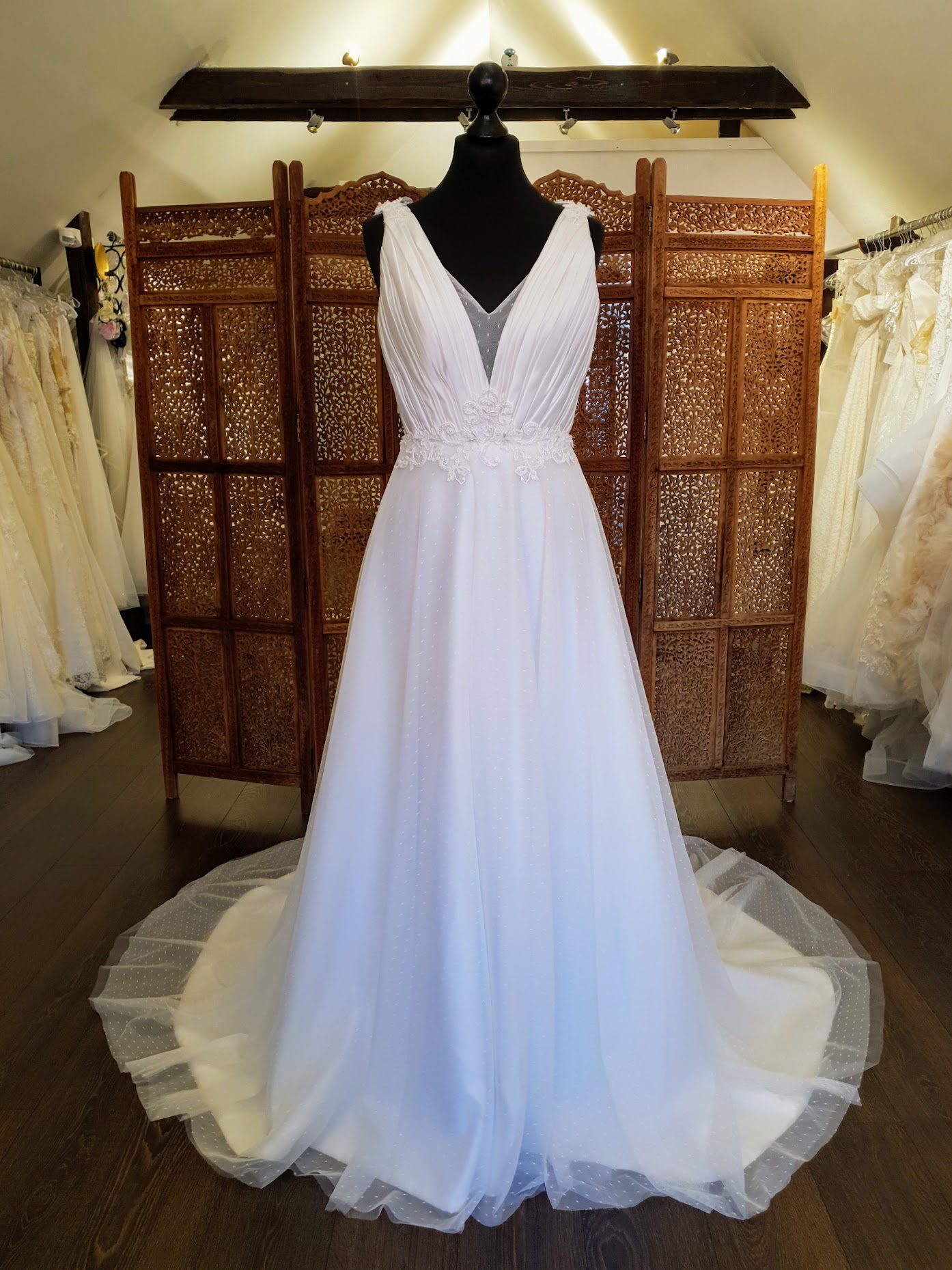 Cizzy Bridal. Smuk A-liine brudekjole i boheme-stil med prikket tylskørt, dyb V-udskæring og en helt utrolig dekorativ ryg.