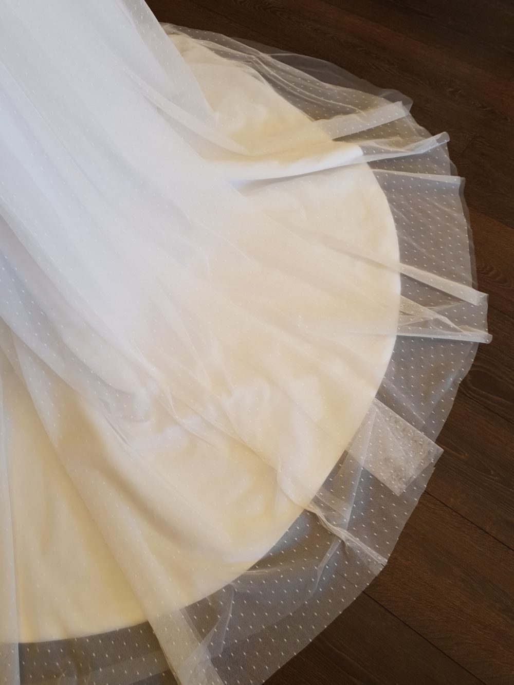 Cizzy Bridal. Smuk A-liine brudekjole i boheme-stil med prikket tylskørt, dyb V-udskæring og en helt utrolig dekorativ ryg.