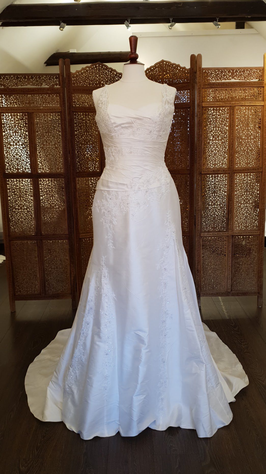 La Sposa. Super smuk og elegant brudekjole med en slank silhuet. Kjolen er i silke, har blondeapplikationer, draperinger, hjerteudskæring og stropper.