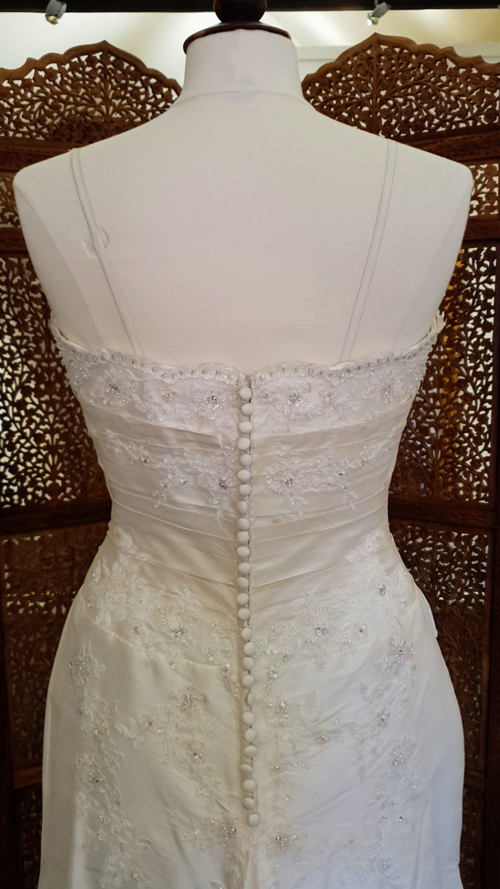 La Sposa. Super smuk og elegant brudekjole med en slank silhuet. Kjolen er i silke, har blondeapplikationer, draperinger, hjerteudskæring og stropper.