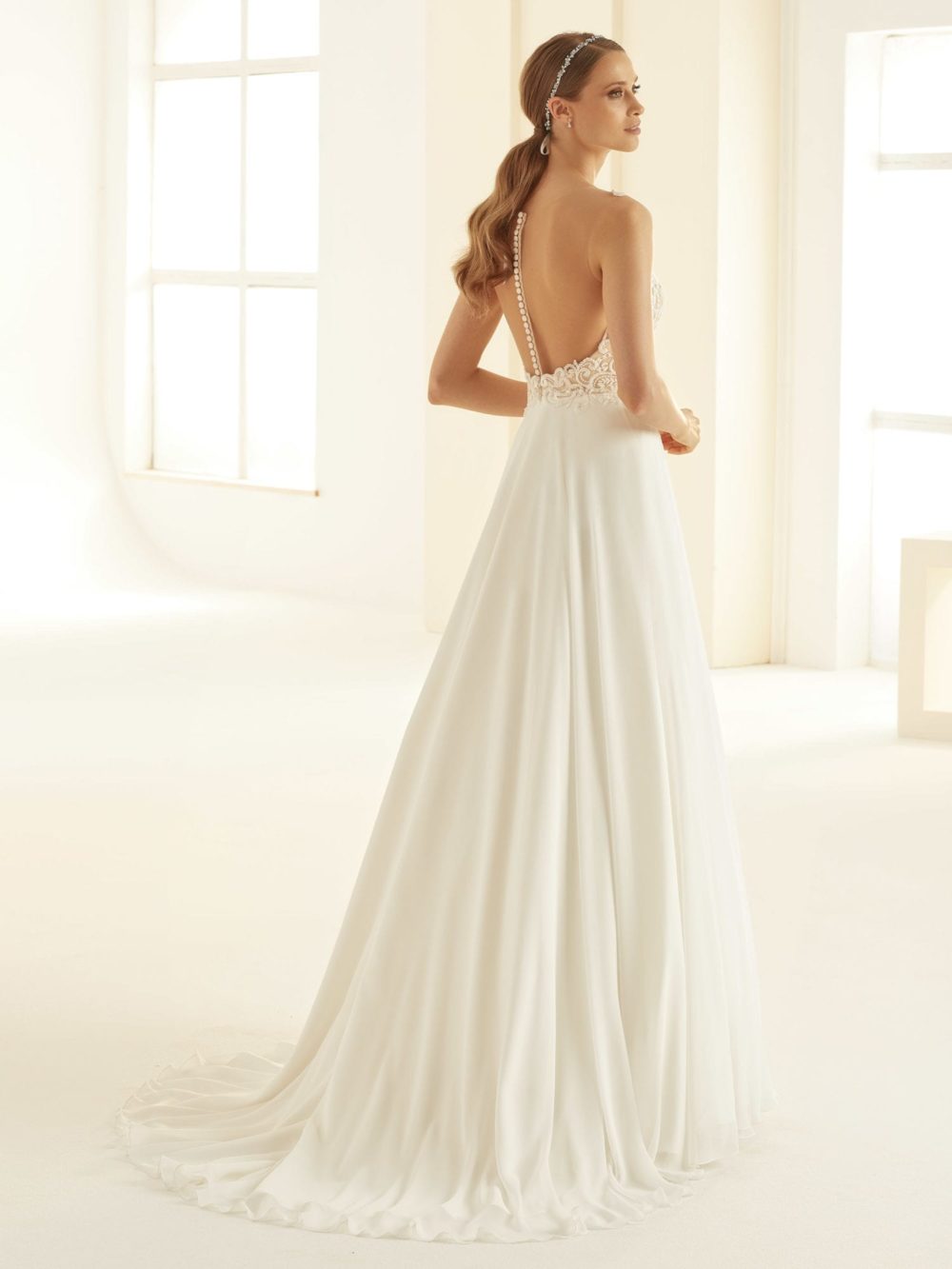 Virkelig smuk A-line brudekjole fra Bianco Evento med nude-farvet overdel og ivory blonder og chifonskørt. Modellen hedder Pandora og kan bestilles i andre størrelser og fås også i ren ivory udgave.