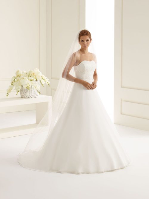 Bianco Evento. S-222. Langt enkeltlaget slør med swarovski krystaller og rullesømskant. Creme, soft, 200 cm. 