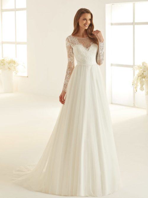Bianco Evento. Model Christina. Smuk og let brudekjole med lange blondeærmer og tylskørt.
