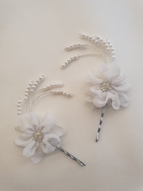 Karina Bentzen. Hårnåle med stofblomster og perler.
