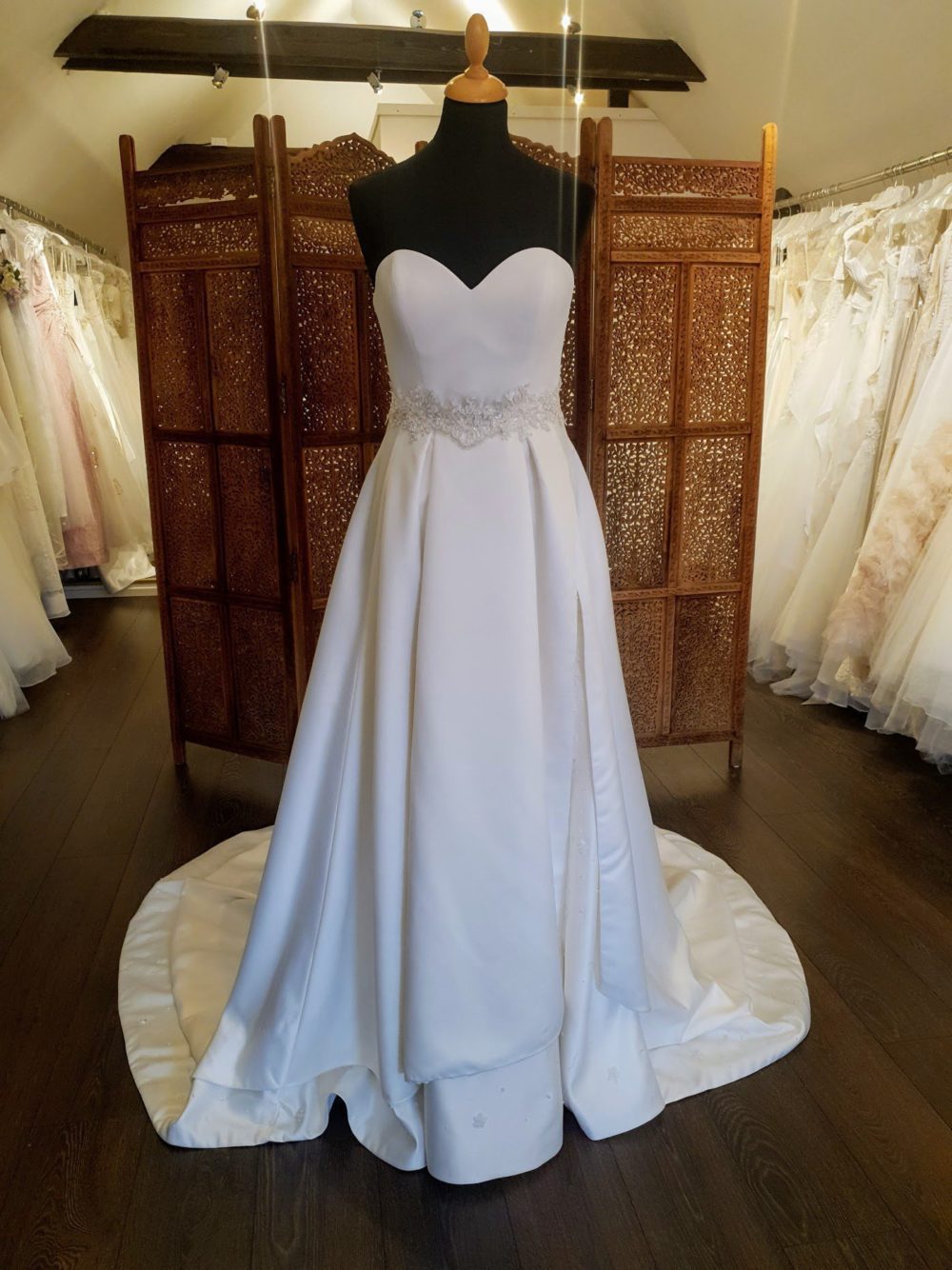Helt enkel todelt brudekjole beståeende af et re-designet skørt fra La Sposa og en corsage fra Bianco Evento.