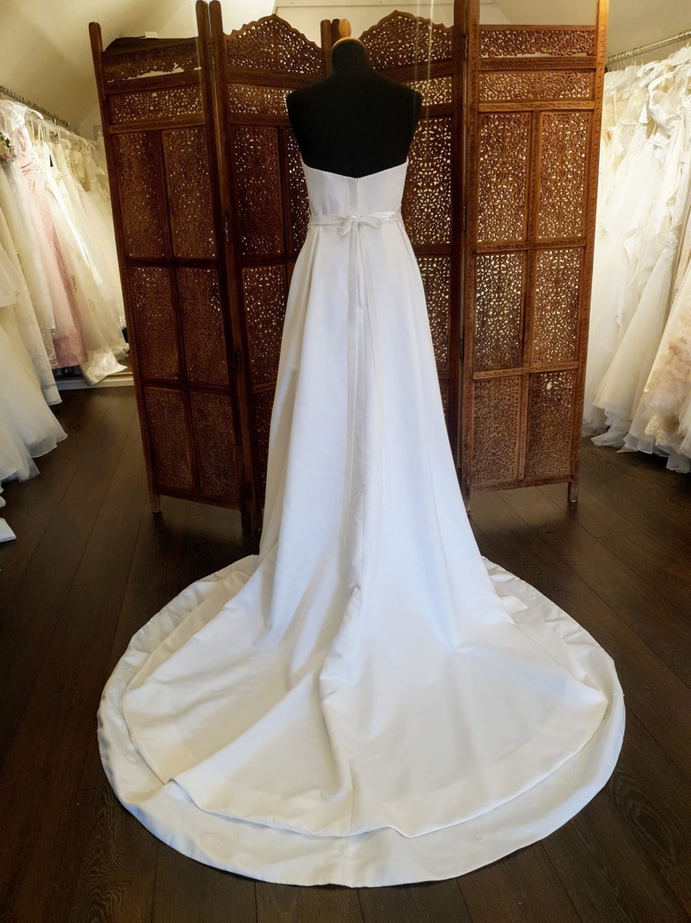 Helt enkel todelt brudekjole beståeende af et re-designet skørt fra La Sposa og en corsage fra Bianco Evento.