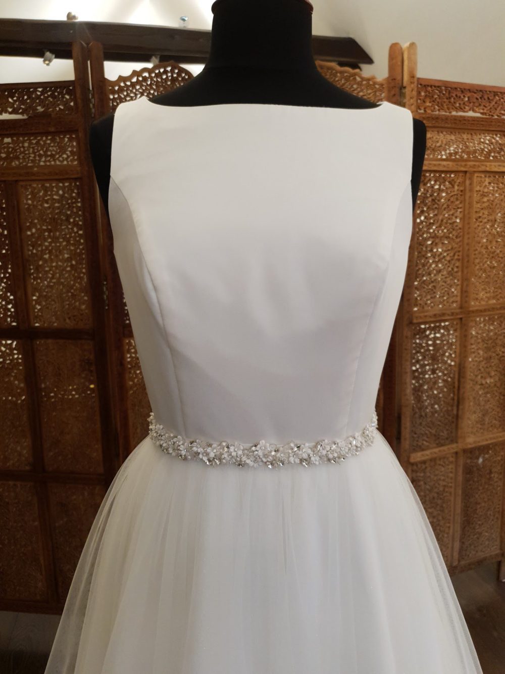 Budolfsen Kjoler. Re-designet kjole sammensat af overdel i satin fra en udgået konfirmationskjole og et nyt tylskørt med glimmer fra Bianco Evento.