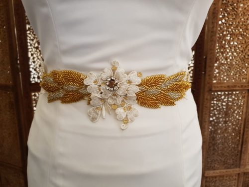 Hansen Højmark Couture. Håndlavet gyldent bælte med blondeapplikation og masser af perler og rhinsten.