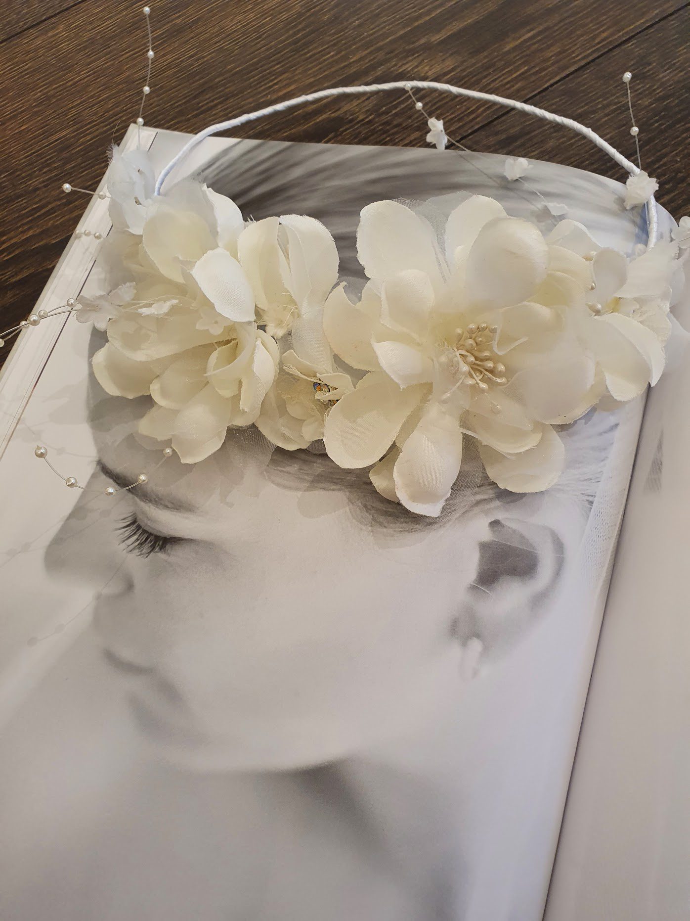 Håndlavet off-white blomsterkrans af Karina Bentzen.