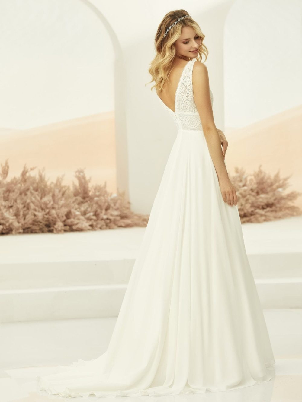Bianco Evento. Model Vivienne. Enkel og smuk A-line brudekjole med blonder og skørt i chiffon. Kjolen har v-udskæring både for og bag.