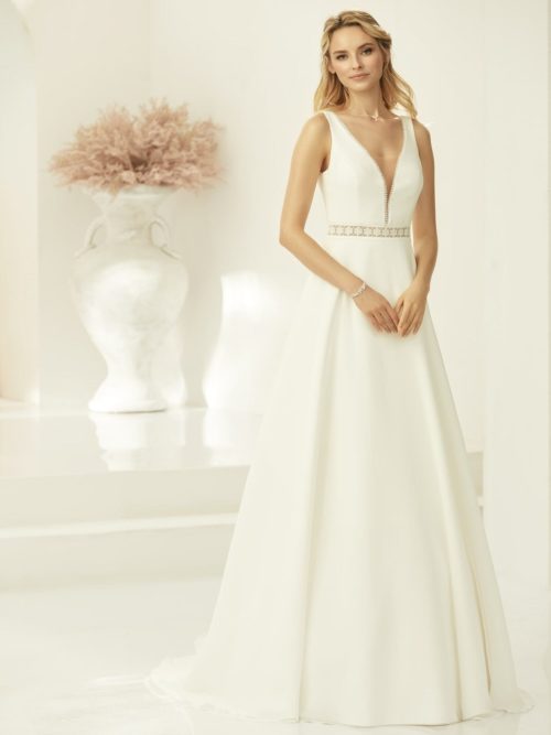 Biance Evento. Model Azaria. Enkel og smuk A-line brudekjole i chiffon med v-udskæring foran og bagpå.