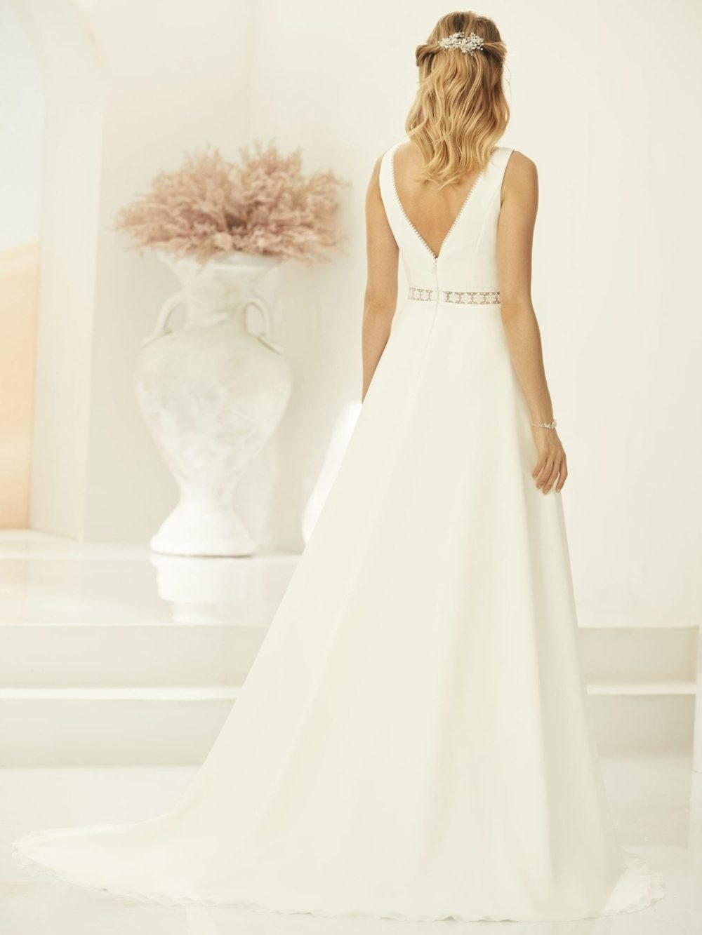 Biance Evento. Model Azaria. Enkel og smuk A-line brudekjole i chiffon med v-udskæring foran og bagpå.
