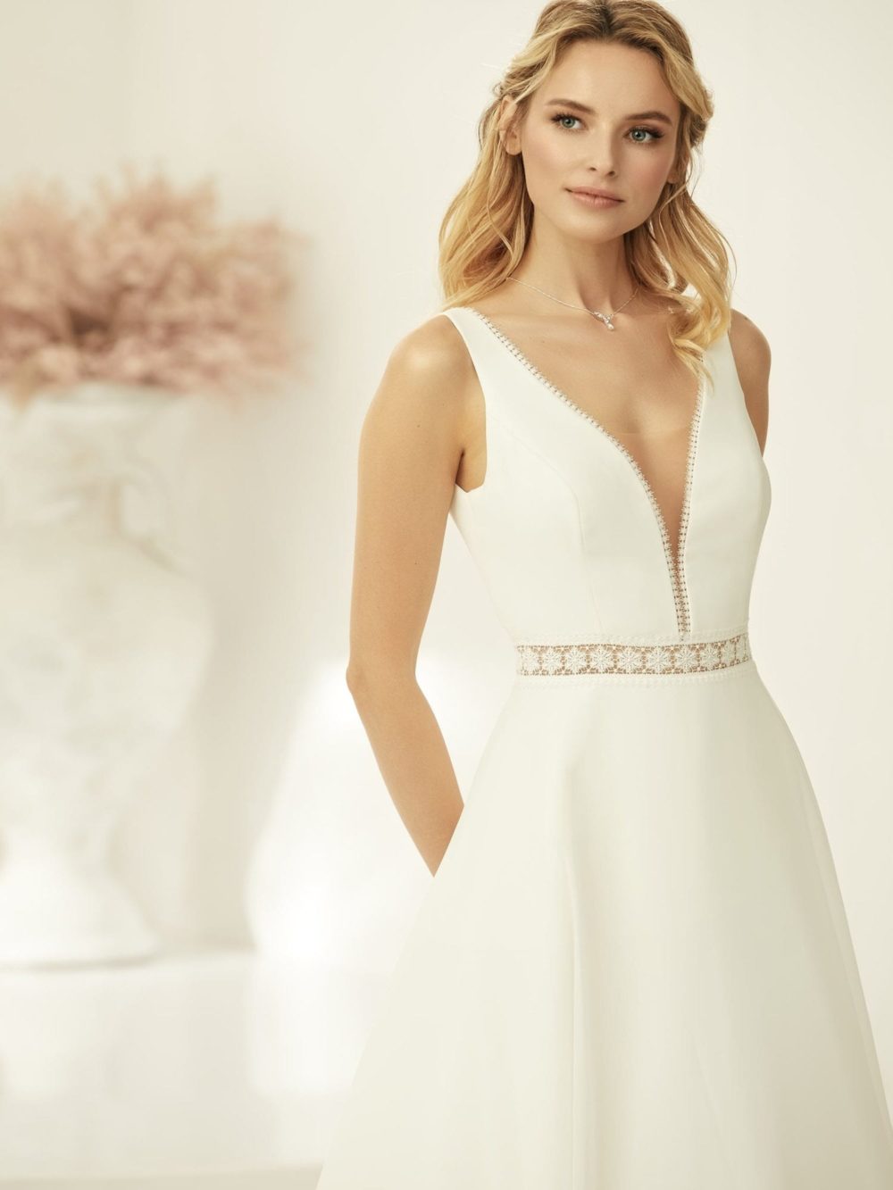 Biance Evento. Model Azaria. Enkel og smuk A-line brudekjole i chiffon med v-udskæring foran og bagpå.