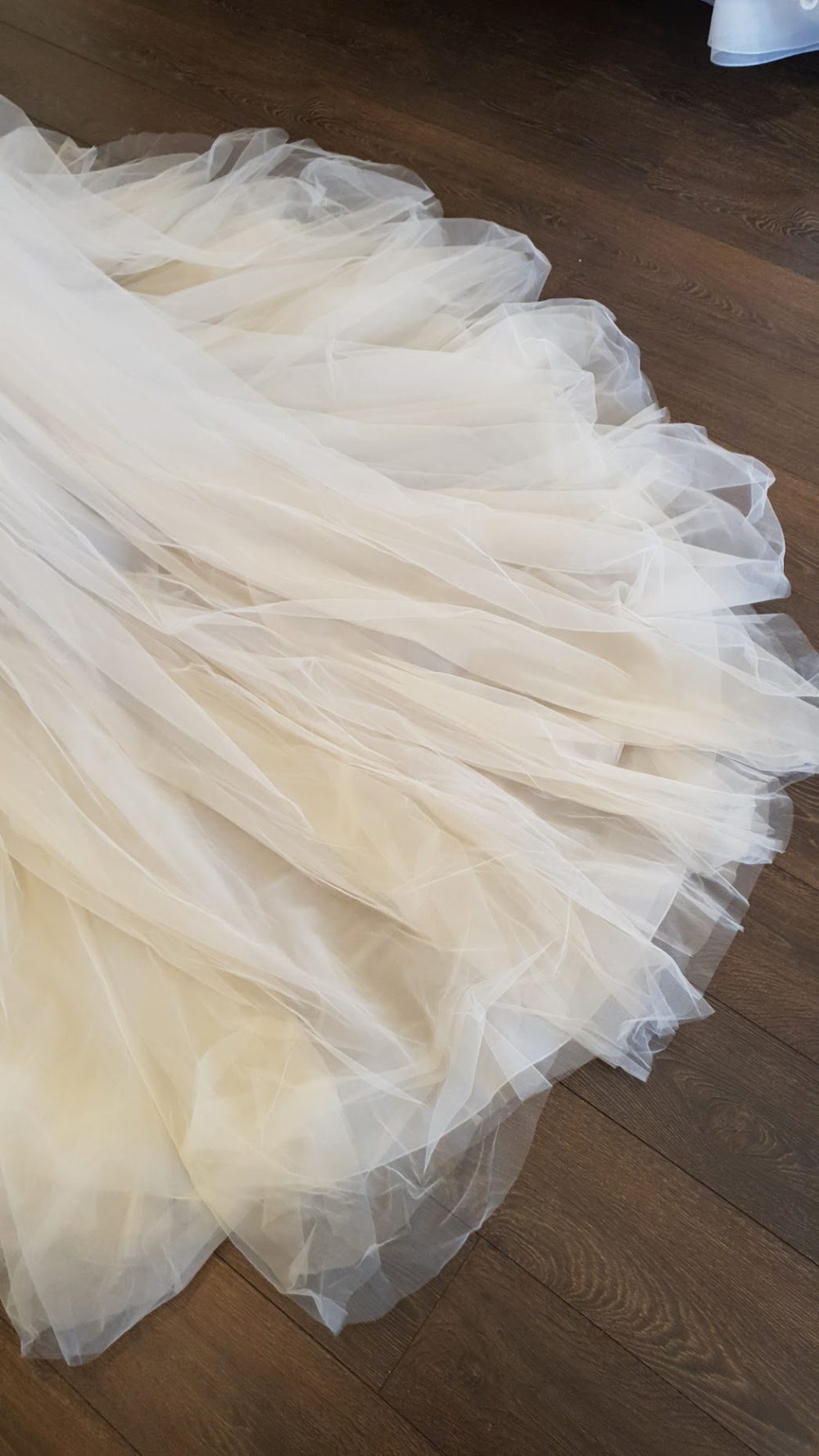 Utrolig smuk A-line brudekjole fra Modeca. Kjolen i tyl har både lag i ivory og nude. Blonderne er dekoreret med perler og pailetter. Overkroppen er transperent og har en dyb ryg. Kjolen har et meget langt slæb.