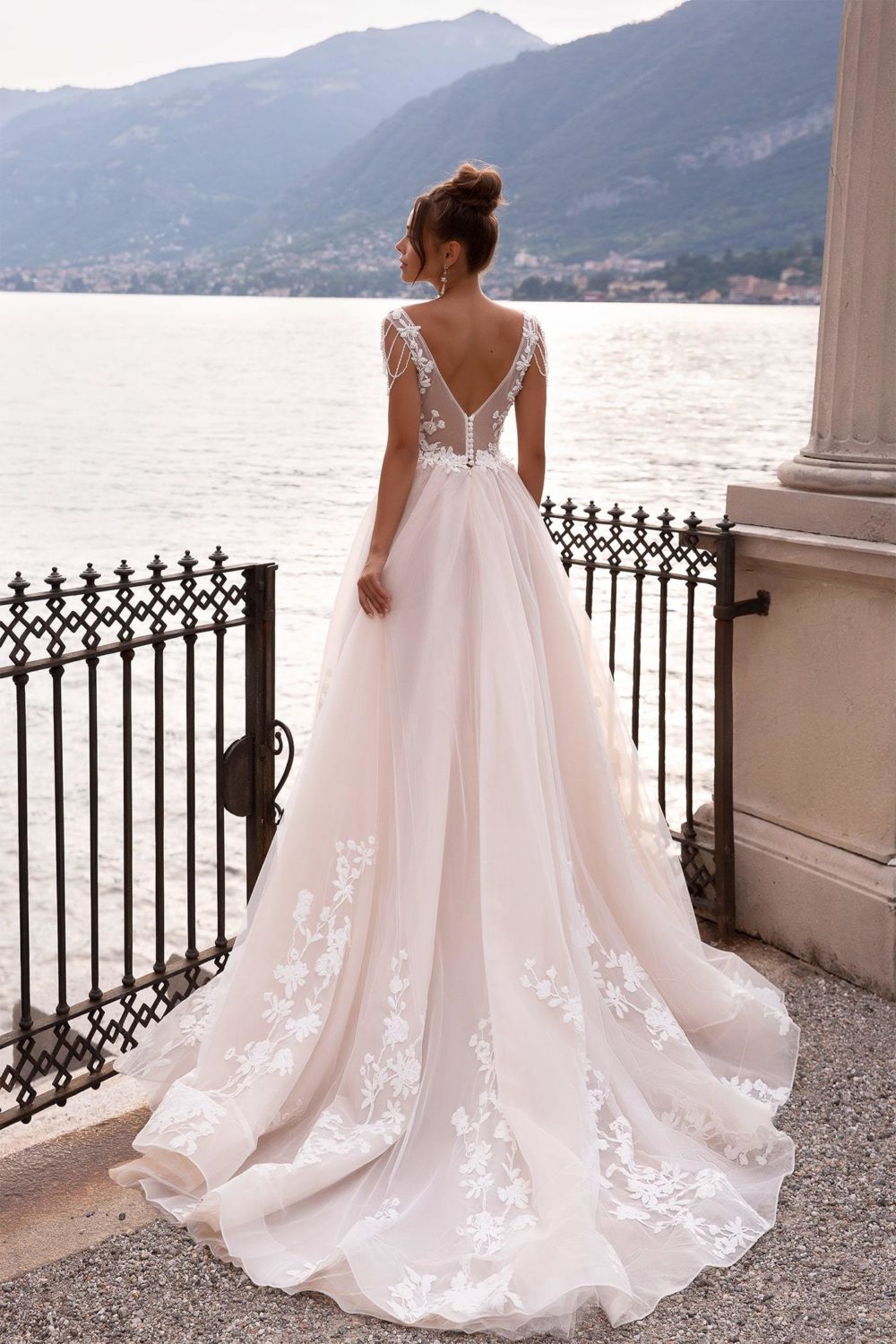 Maria Anette - Model 5022. A-line brudekjole med lys champagnefarve bund og smukke dekorative blonder i Ivory. Kjolen har v-udskæring både foran og bagpå og små perlekæde ud på skuldrene.