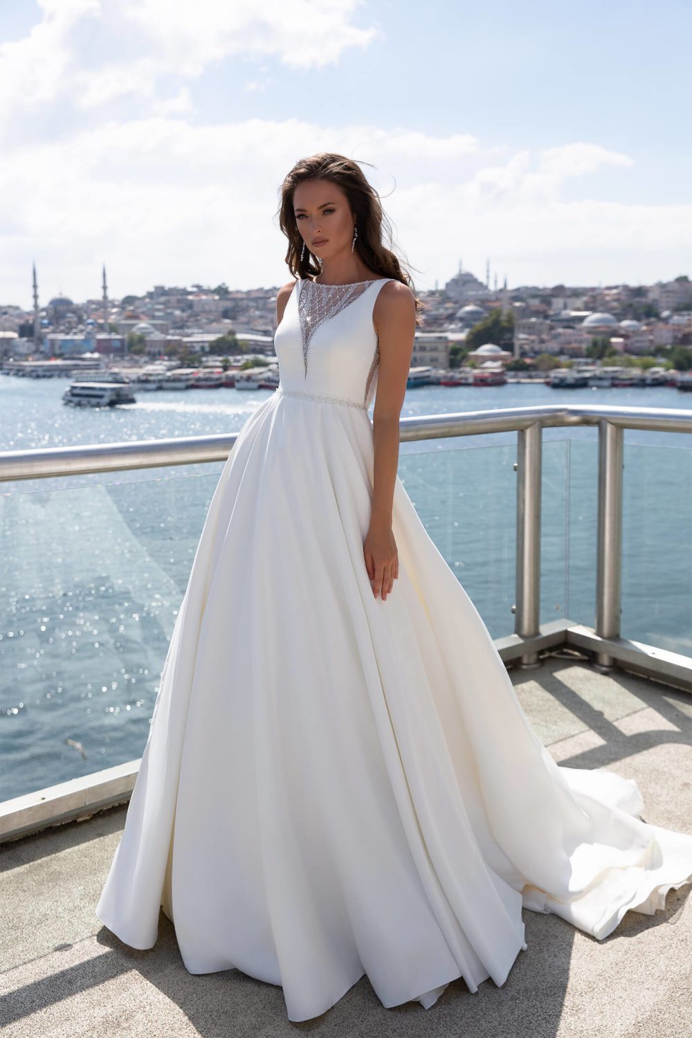 Maria Anette - Model 5227. Helt enkel A-line brudekjole med smukke detaljer af perler.