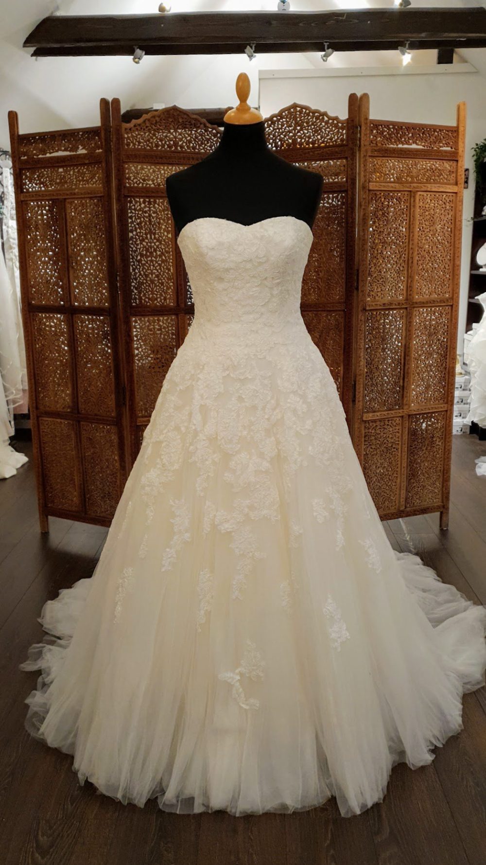 Smuk klassisk A-line brudekjole fra Pronovias med skønne blonder, hjerteudskæring og et slæb i tyl.