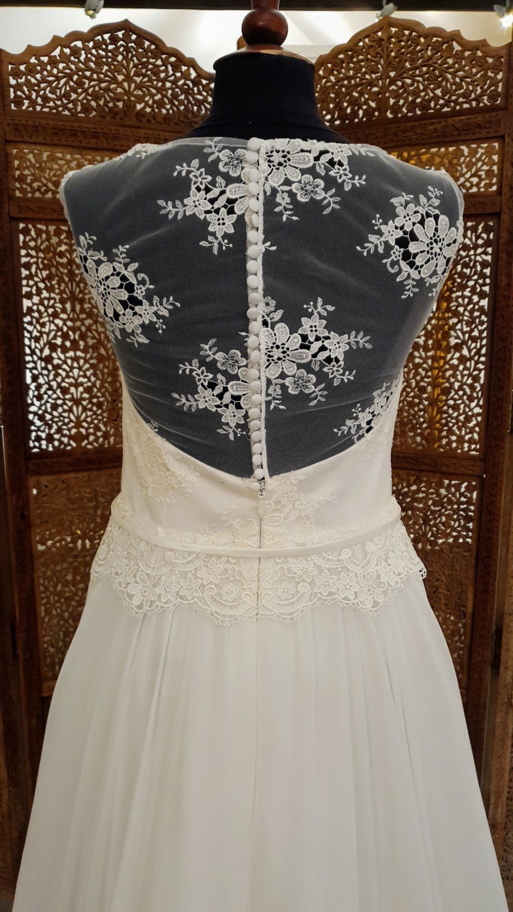 Bianco Evento. Model Adria. A-line brudekjole med et let skørt i chiffon og lette blonder på overkroppen der lukker ryggen af.