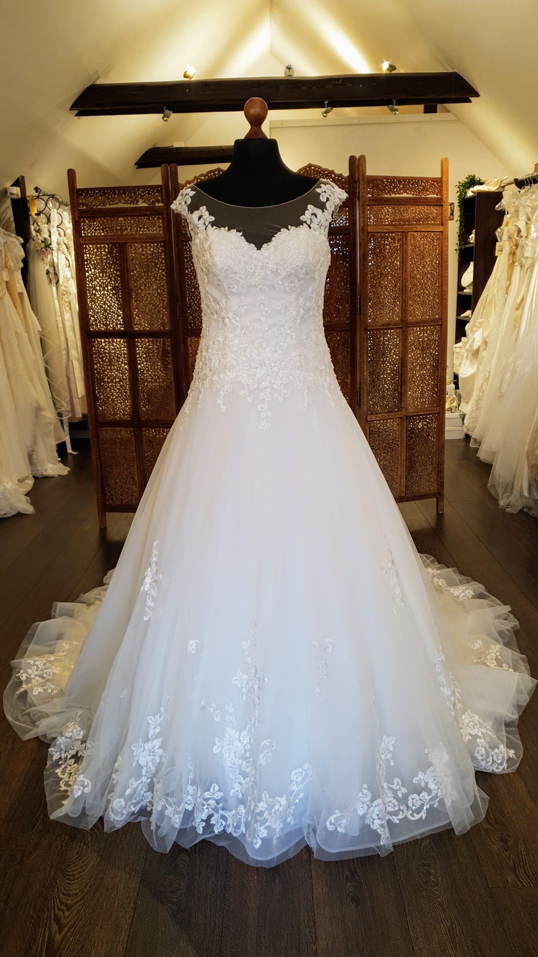 Colet Bridal. A-line brudekjole i tyl med masser af blonder, brede stropper, lukket ryg og et meget langt og smukt slæb.