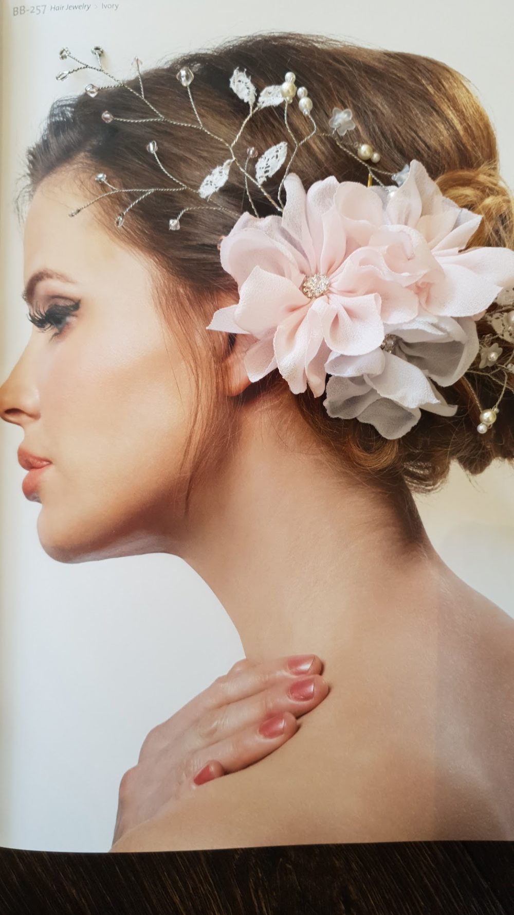 Håndlavet hårwire med stofblomster, blondeblade og perler. Designet af Karina Bentzen.