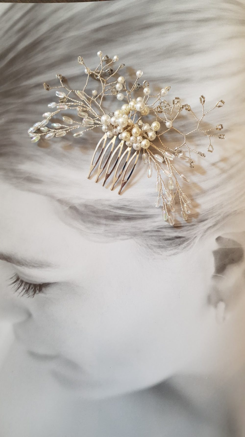 Håndlavet hårsmykke med perler på kam. Designet af Karina Bentzen.