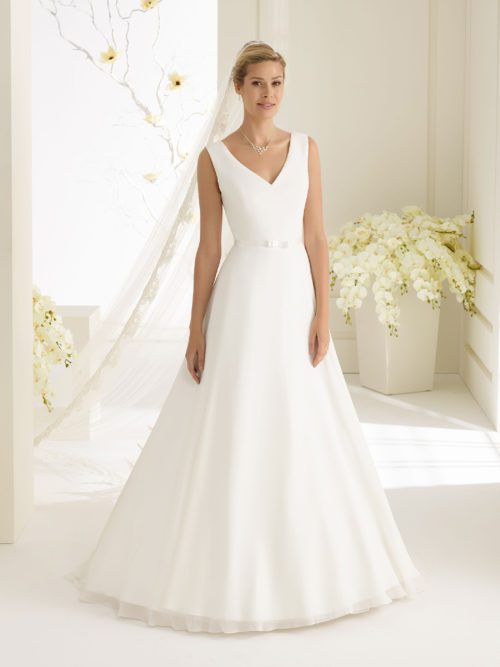 Elegant og enkel A-line brudekjole med ydre lag i chiffon.