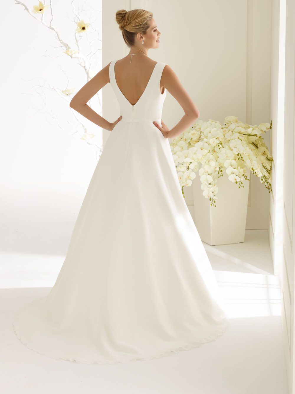 Elegant og enkel A-line brudekjole med ydre lag i chiffon.