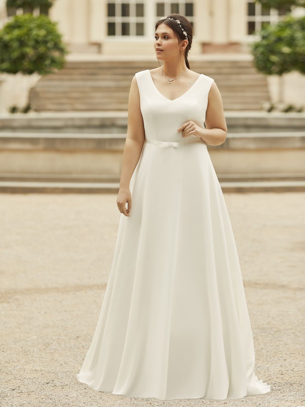 Elegant og enkel A-line brudekjole med ydre lag i chiffon.