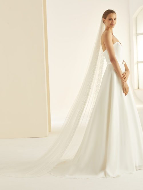 Langt slør med bred blondekant. 250 cm. Farve: Ivory