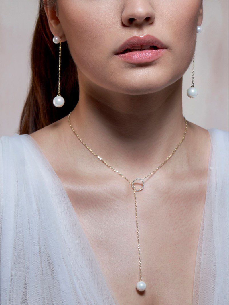 Poirier JS-005 Smukt og enkelt smykkesæt bestående af øreringe, halskæde og armbånd.