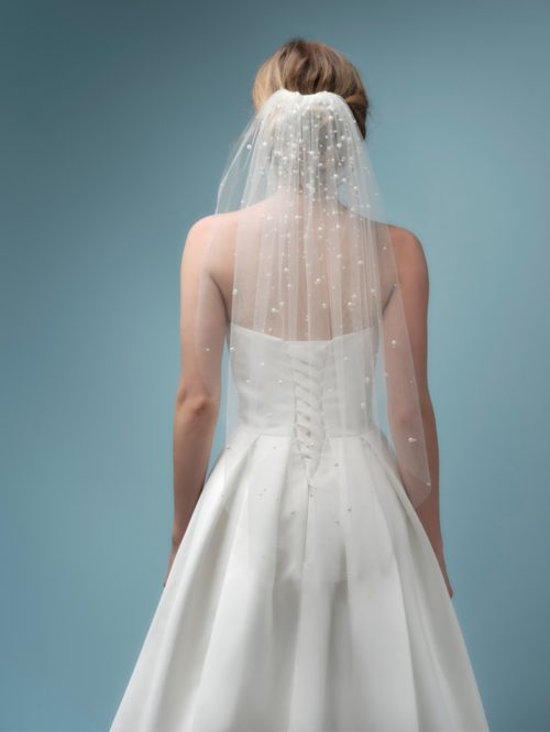 Poirier. Kort enkellaget slør med perler og sklippet kant. 80 cm langt.