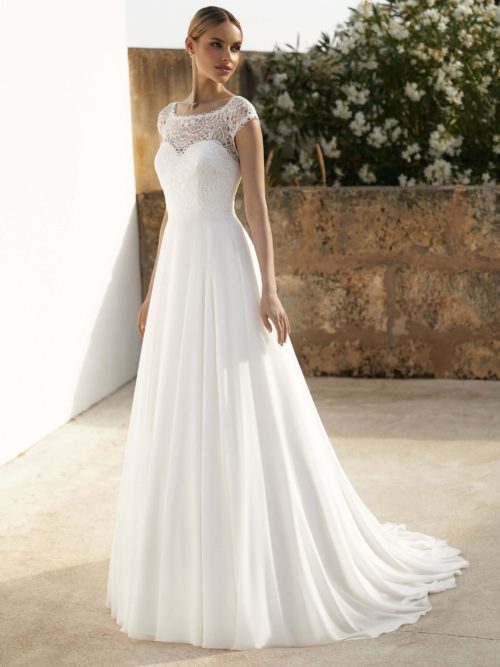 Bianco Evento. Model Claudia. Smuk A-line brudekjole i chiffon med smukke boheme blonder på overkroppen der dækker corsagen. Kjolen har bådudskæring og en lukket ryg.