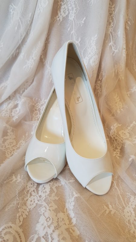 Ivory brudesko. Stiletter i lak med open toe og 10 cm hæl.
