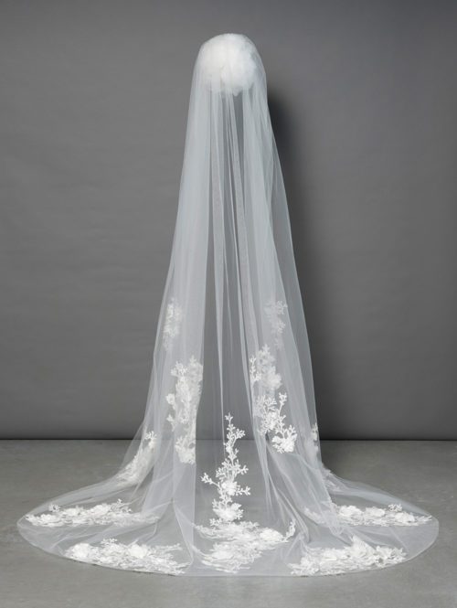 Poirier. Model S-358. Langt slør med klippet kant, blondeapplikationer og 3-D blomster. 280 cm langt.
