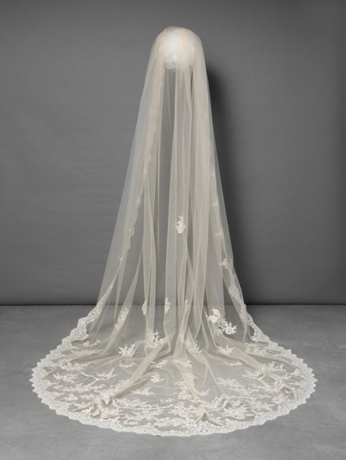 Poirier. Model S-360. Langt enkeltlaget slør med blondekant. Længde 350 cm. Farve: Peach.