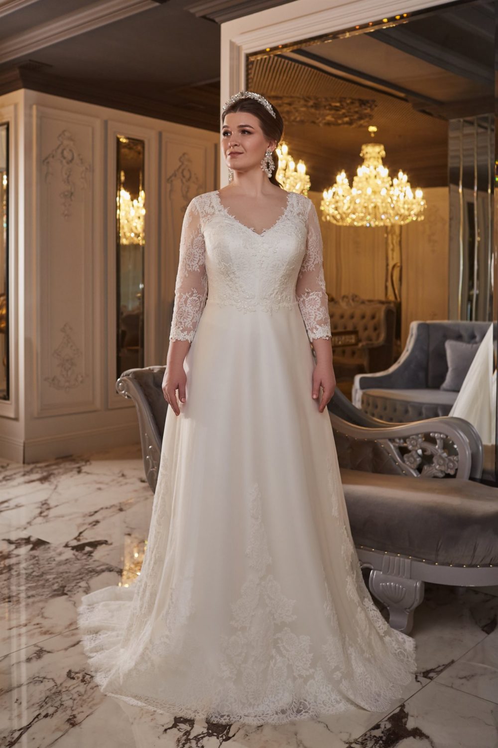 Gellena. Model Santina. A-line brudekjole med tylskørt. Kjolen har V-udskæring foran, 3/4 lange ærmer og en dekorativ lukket ryg.