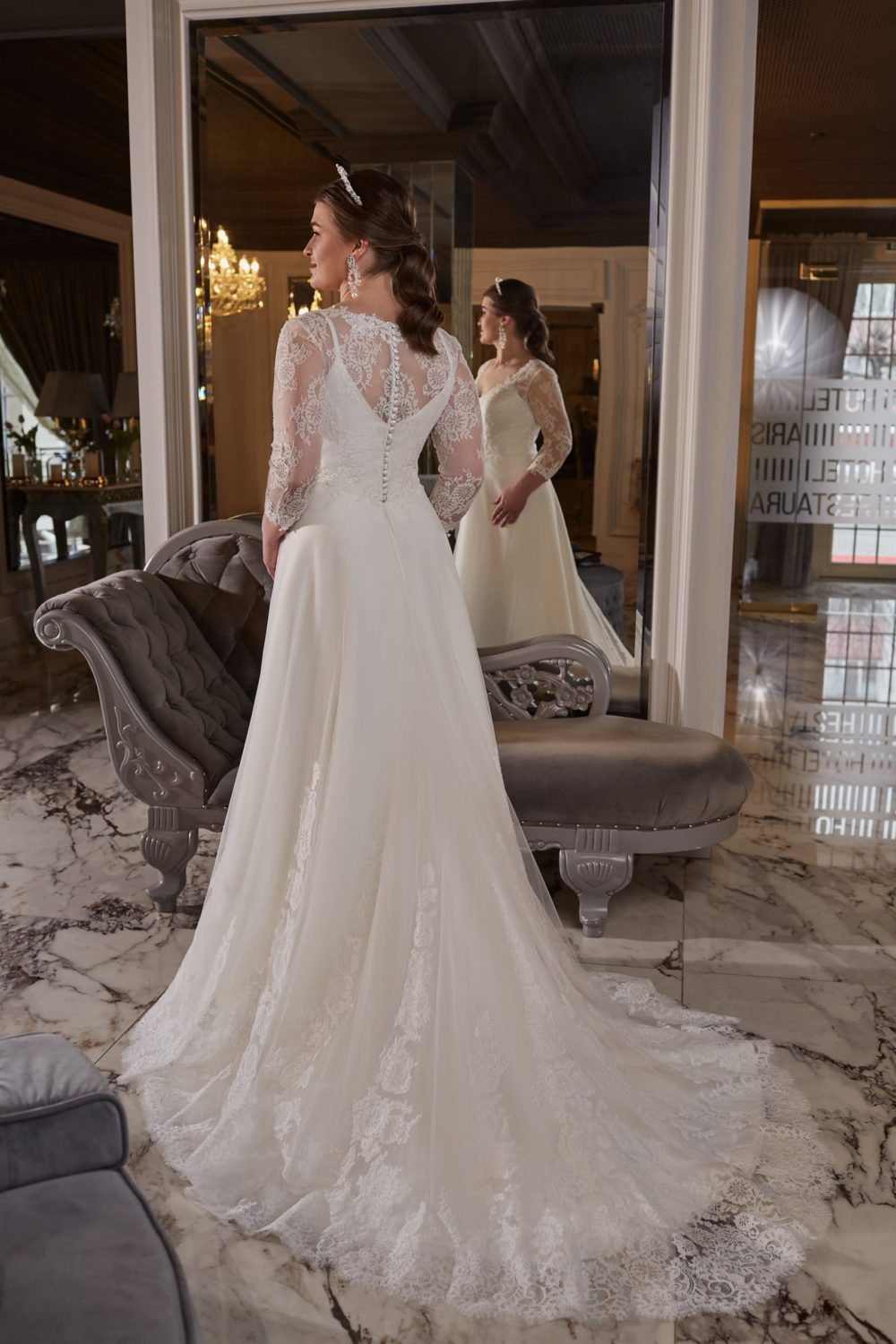 Gellena. Model Santina. A-line brudekjole med tylskørt. Kjolen har V-udskæring foran, 3/4 lange ærmer og en dekorativ lukket ryg.