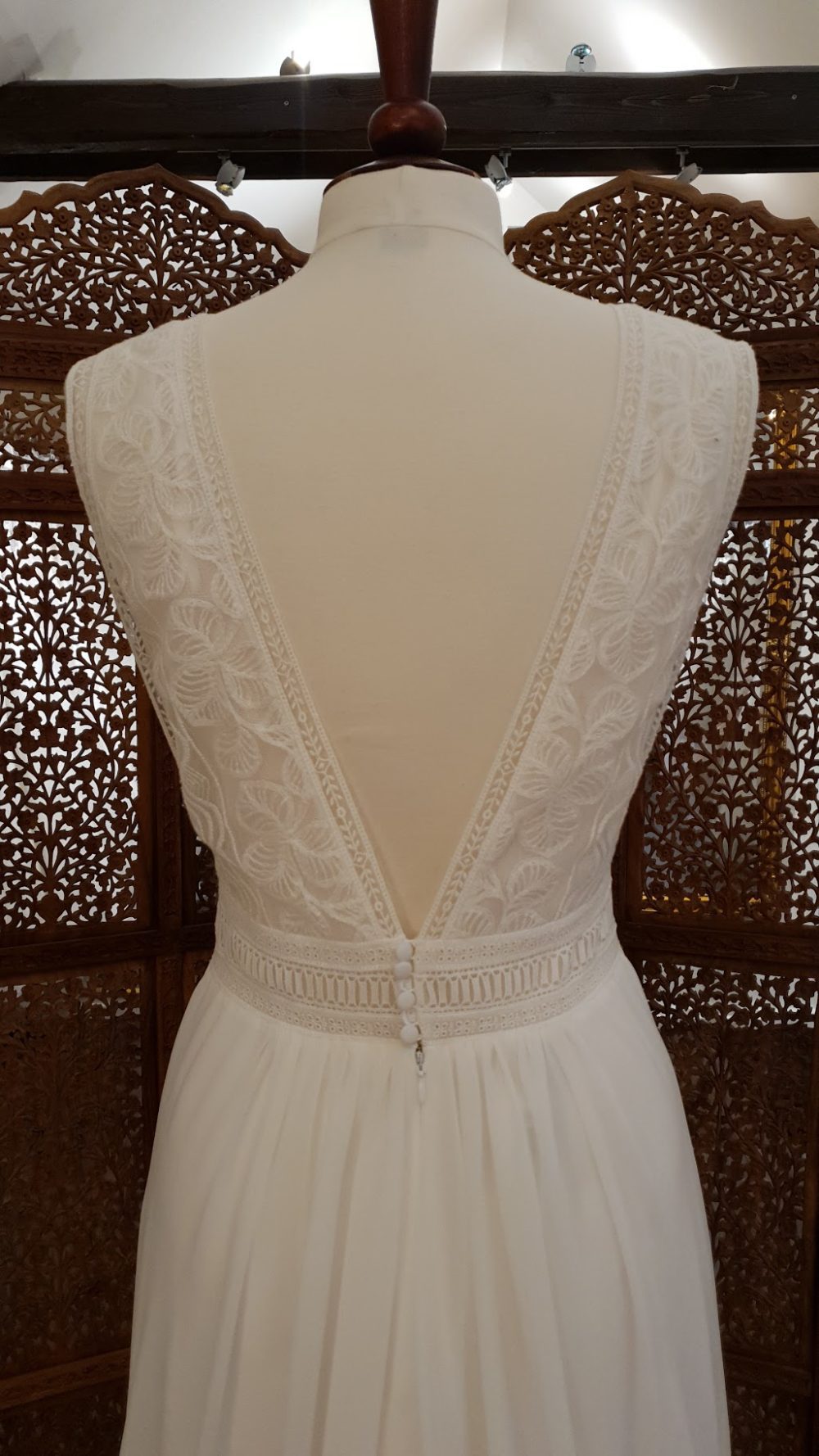 Enkel og smuk Boheme brudekjole med blonder på overkroppen og et let skørt i chiffon. Kjolen har dyb v-udskæring både foran og bagpå.