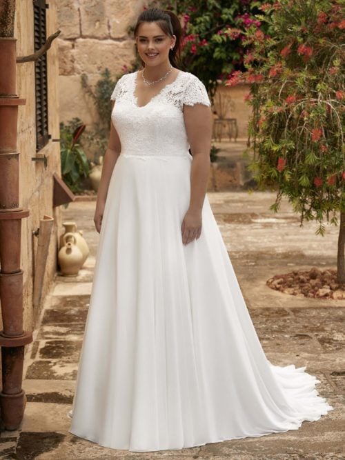 Bianco Evento. Model Paula. En smuk A-line brudekjole med chiffonskørt, blonder på overkroppen, små korte ærmer og v-udskæring både foran og bagpå.
