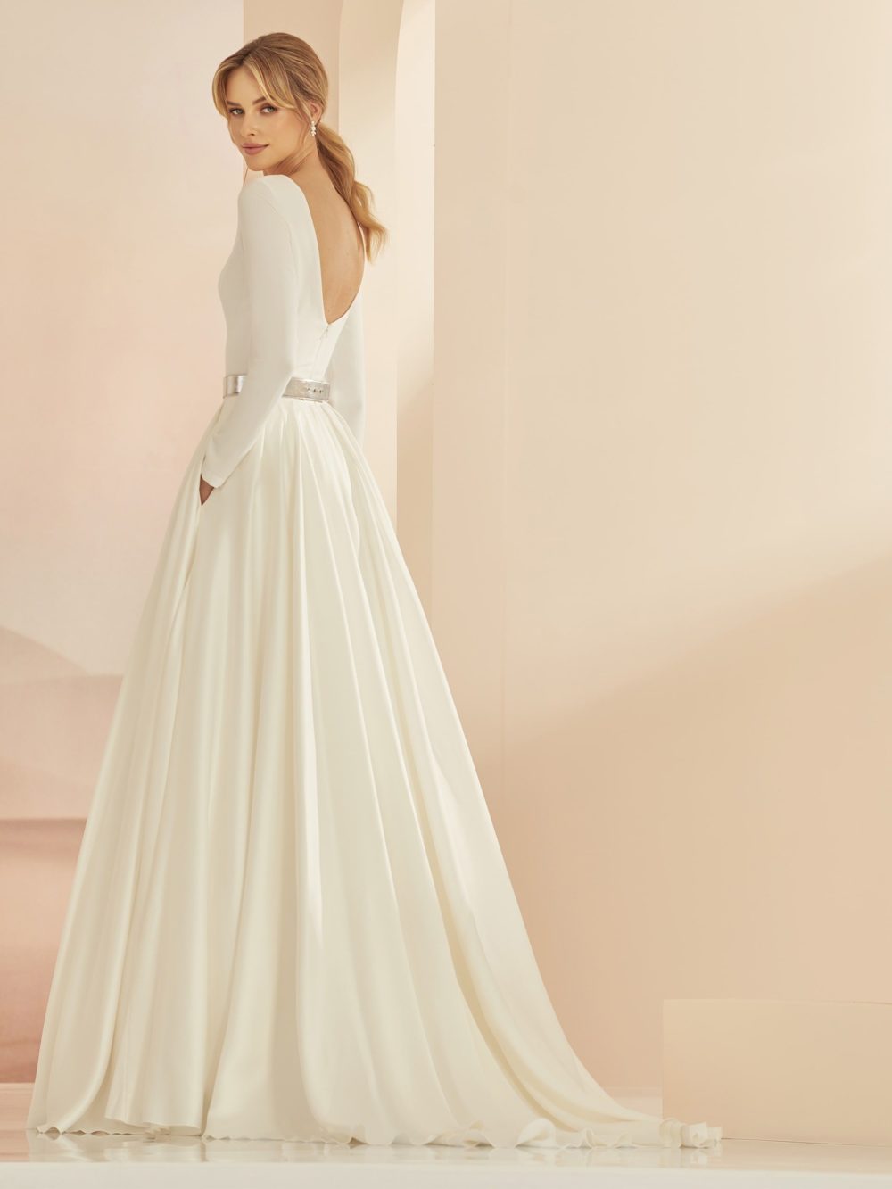 Bianco Evento. Enkel og smuk 2-delt kjole bestående af satinskørt model Madagaskar og body model E-351.