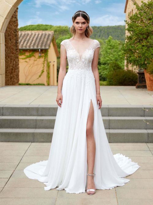 Bianco Evento. Limited model Amethyst. Smuk og let A-line kjole i chiffon. Kjolen har slids i skørtet og smukke dekorative blonder på overkroppen.