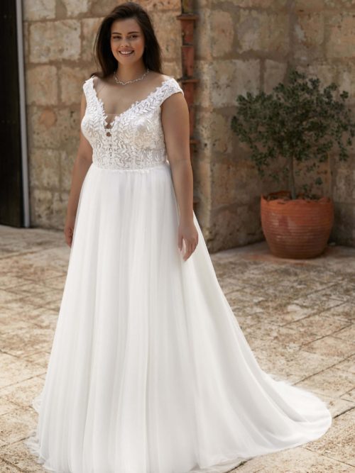 Bianco Evento. Model Jolie. A-line prinsessekjole i tyl med Queen Anne udskæring. Ryggen er lukket men transparent.