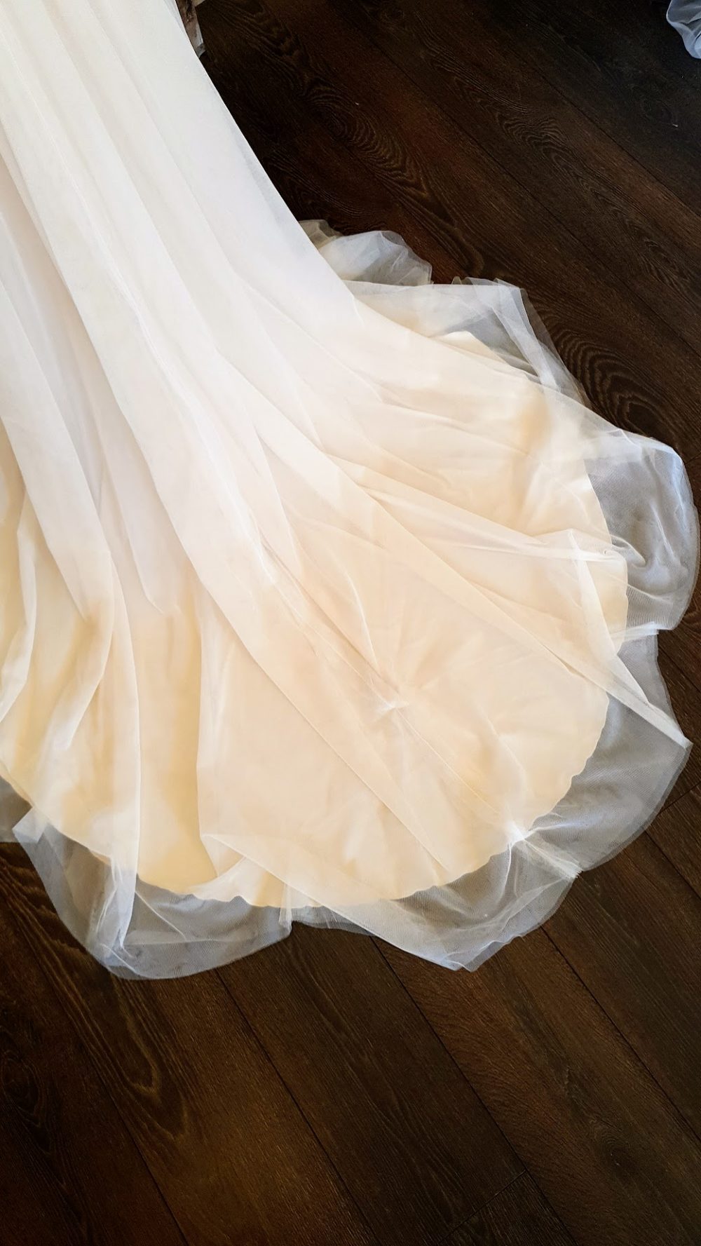 Privat Label. Smuk A-line brudekjole med farvekombinationen Ivory/Nude. Kjolen har en perlebesat lukket overkrop med små korte ærmer og et tylskørt med slæb.