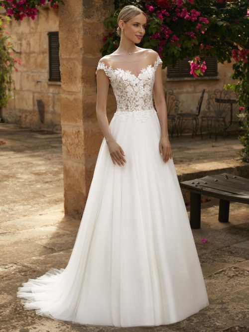 Bianco Evento. Model Alice. Smuk og romantisk A-line brudekjole i tyl med dekorative blonder og pailetter på overkroppen. Kjolen har off-shoulder stropper og et mellemlangt slæb.