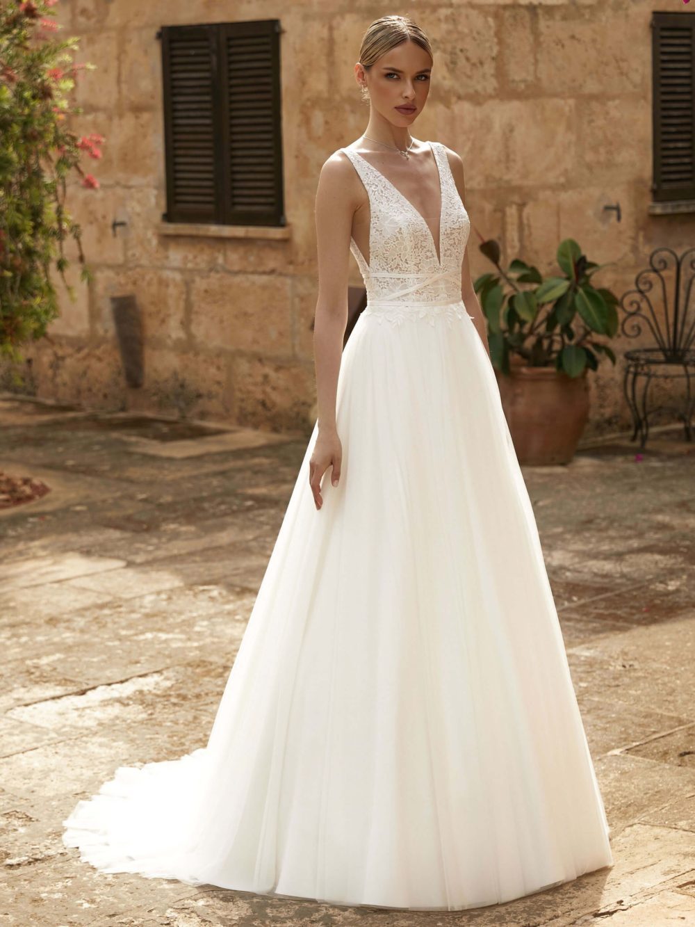 Bianco Evento. Model Keira. A-line brudekjole i tyl med blonder på overkroppen. Kjolen har brede stropper og v-udskæring både foran og bagpå.