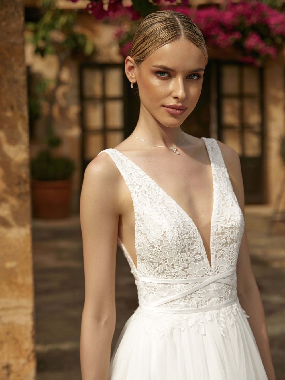 Bianco Evento. Model Keira. A-line brudekjole i tyl med blonder på overkroppen. Kjolen har brede stropper og v-udskæring både foran og bagpå.