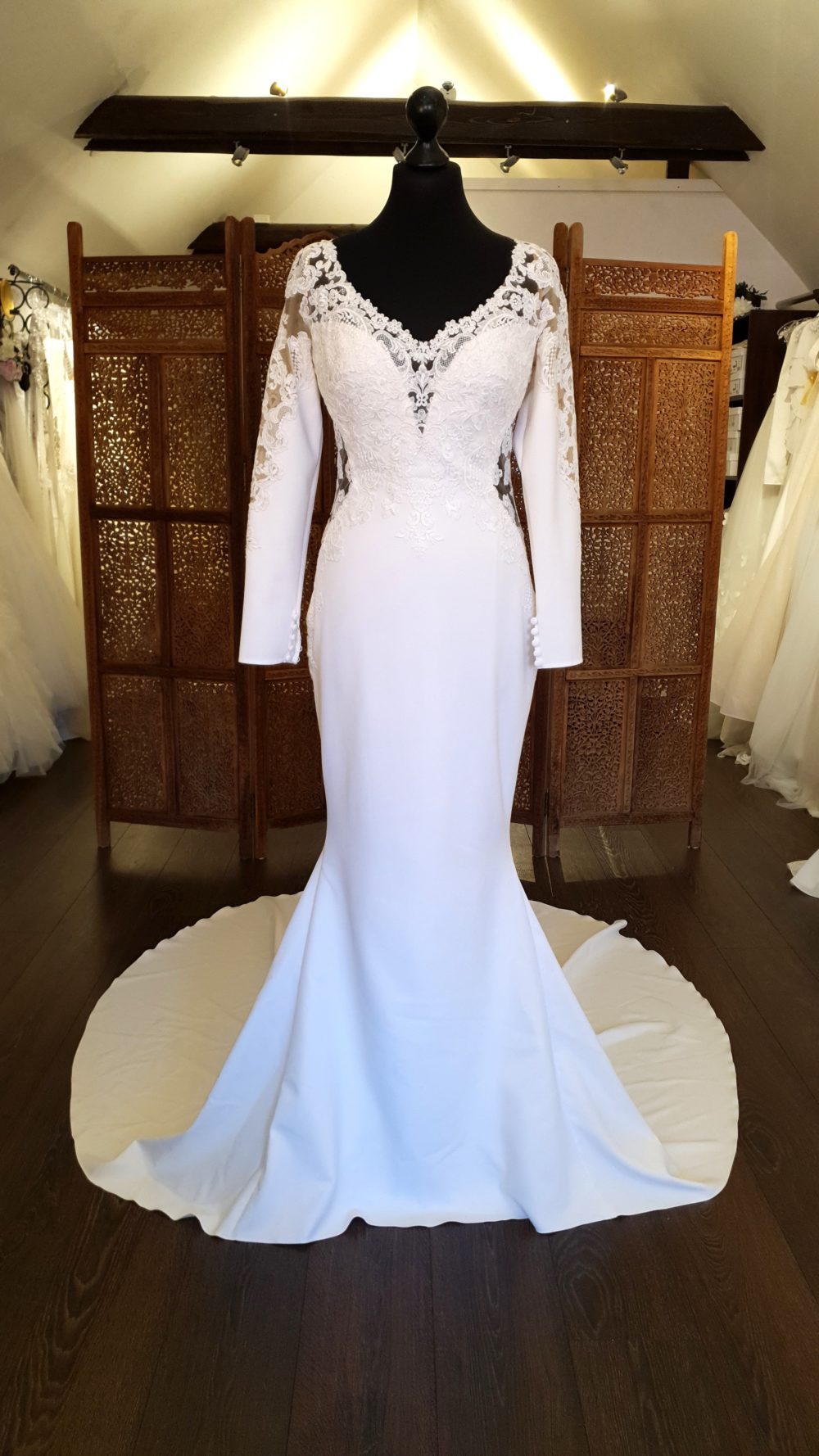 St. Patrick. Model Lexinton. Smuk slank brudekjole med lange ærmer, og transparent detaljer.