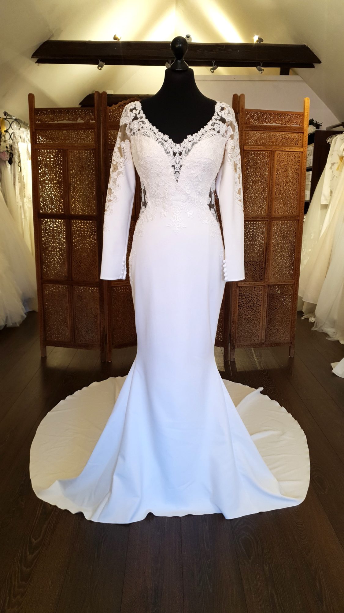 St. Patrick. Model Lexinton. Smuk slank brudekjole med lange ærmer, og transparent detaljer.