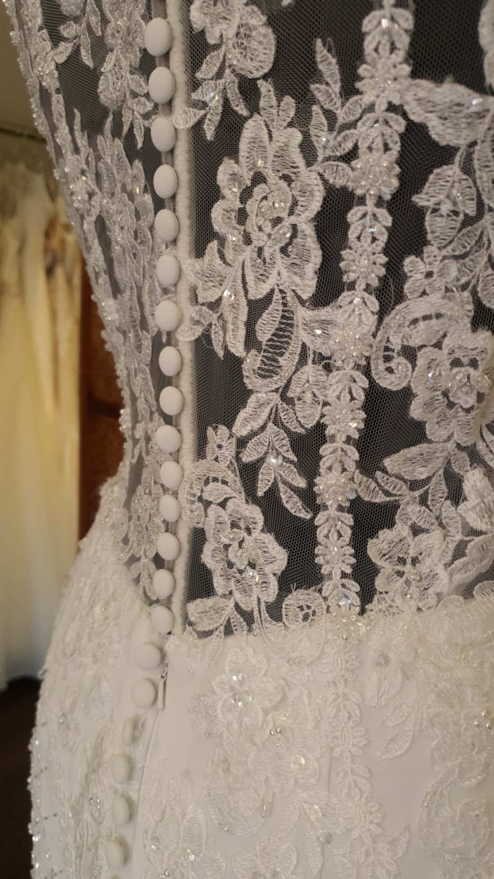 Smuk slank brudekjole med perlebesatte blonder og halterneck. Transparent dekorativ lukket ryg.